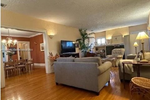 Снять в аренду виллу или дом в Корал-Гейблс, Флорида 3 спальни, 211.54м2, № 2017627 - фото 7