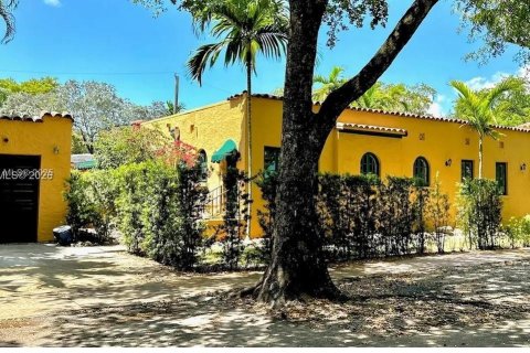 Снять в аренду виллу или дом в Корал-Гейблс, Флорида 3 спальни, 211.54м2, № 2017627 - фото 5