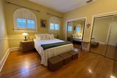 Снять в аренду виллу или дом в Корал-Гейблс, Флорида 3 спальни, 211.54м2, № 2017627 - фото 11