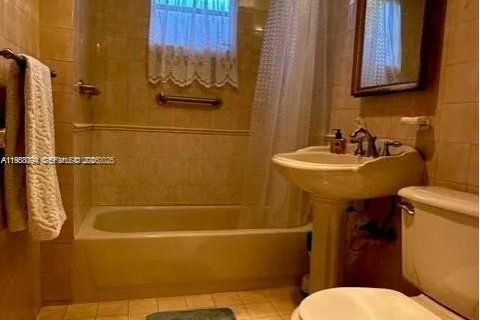 Снять в аренду виллу или дом в Корал-Гейблс, Флорида 3 спальни, 211.54м2, № 2017627 - фото 13