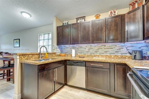 Villa ou maison à vendre à Pembroke Pines, Floride: 3 chambres, 154.5 m2 № 2050434 - photo 11