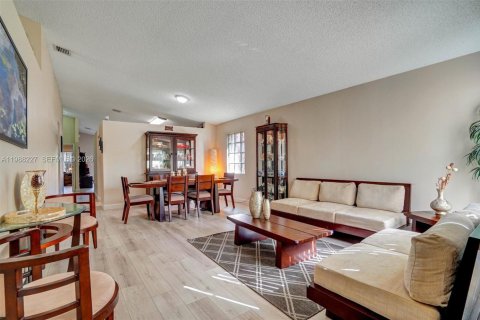 Villa ou maison à vendre à Pembroke Pines, Floride: 3 chambres, 154.5 m2 № 2050434 - photo 5