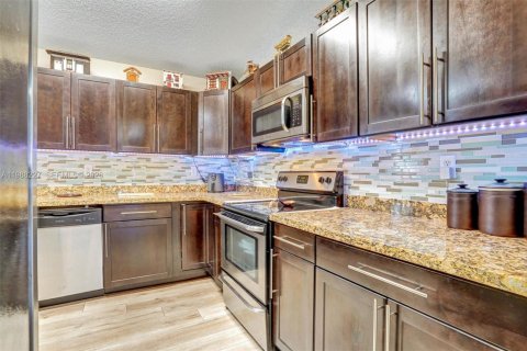 Villa ou maison à vendre à Pembroke Pines, Floride: 3 chambres, 154.5 m2 № 2050434 - photo 12