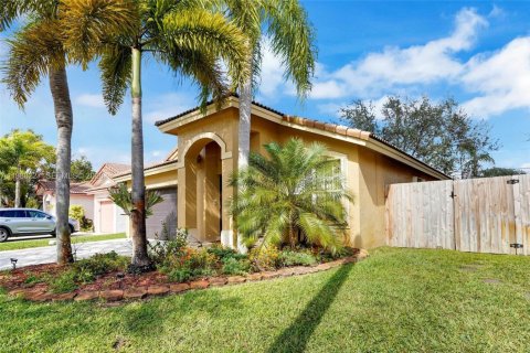 Villa ou maison à vendre à Pembroke Pines, Floride: 3 chambres, 154.5 m2 № 2050434 - photo 4