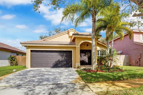 Villa ou maison à vendre à Pembroke Pines, Floride: 3 chambres, 154.5 m2 № 2050434 - photo 2