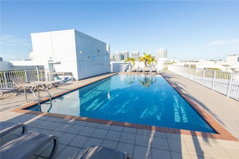 Condo in Miami, Florida, 1 bedroom  № 1889617 - photo 13