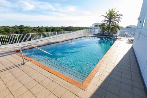 Condo in Miami, Florida, 1 bedroom  № 1889617 - photo 12