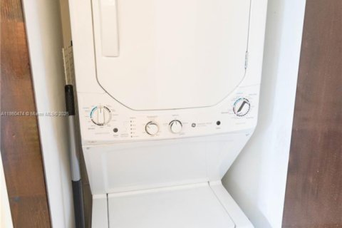 Condo in Miami, Florida, 1 bedroom  № 1889617 - photo 8