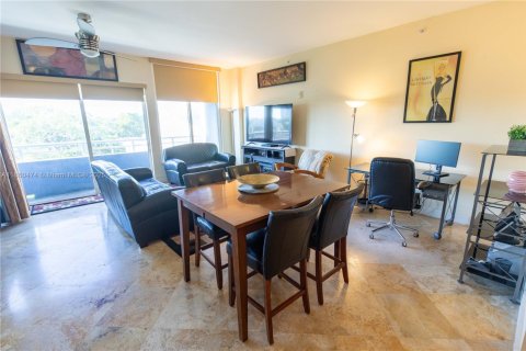 Condo in Miami, Florida, 1 bedroom  № 1889617 - photo 2