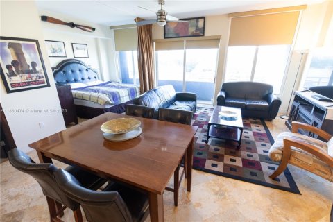 Condo in Miami, Florida, 1 bedroom  № 1889617 - photo 3