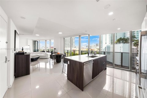 Condo in Miami, Florida, 2 bedrooms  № 1714565 - photo 1