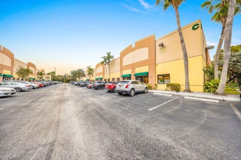 Commercial property in Hollywood, Florida № 2030490 - photo 2