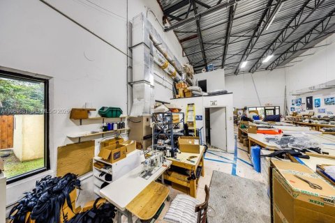 Commercial property in Hollywood, Florida № 2030490 - photo 11