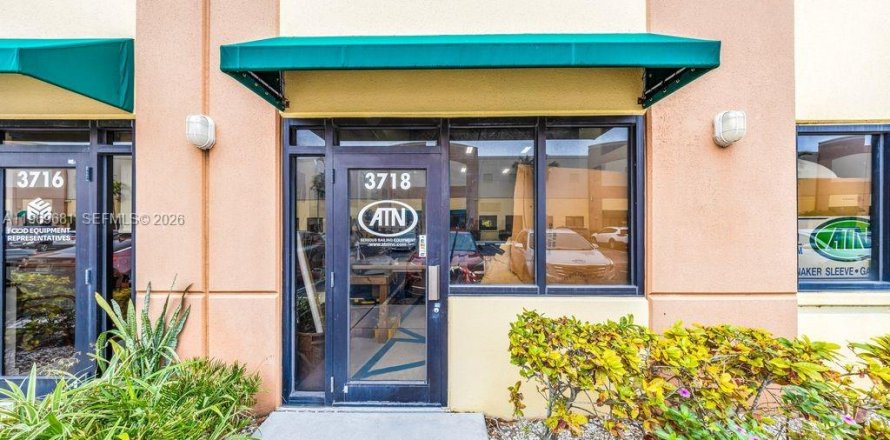 Commercial property in Hollywood, Florida № 2030490