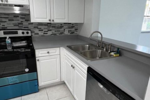 Condo in Fort Lauderdale, Florida, 2 bedrooms  № 2024909 - photo 2