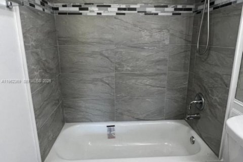 Condo in Fort Lauderdale, Florida, 2 bedrooms  № 2024909 - photo 18