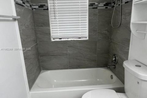 Condo in Fort Lauderdale, Florida, 2 bedrooms  № 2024909 - photo 25