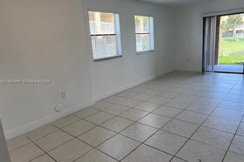 Condo in Fort Lauderdale, Florida, 2 bedrooms  № 2024909 - photo 4