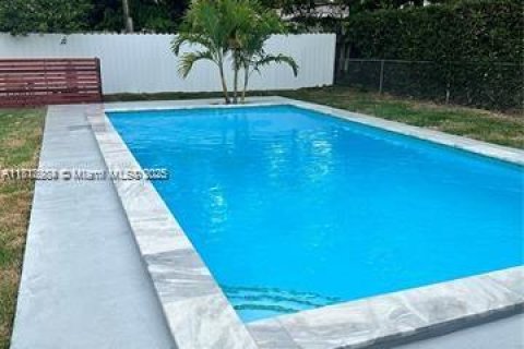 Casa en venta en North Miami Beach, Florida, 3 dormitorios, 117.52 m2 № 1776042 - foto 1