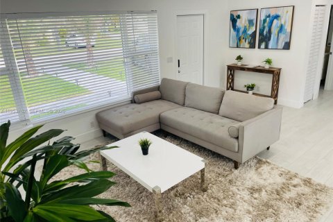 Casa en alquiler en Hollywood, Florida, 2 dormitorios, 140.75 m2 № 2010678 - foto 3