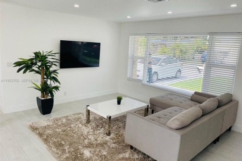 Casa en alquiler en Hollywood, Florida, 2 dormitorios, 140.75 m2 № 2010678 - foto 5