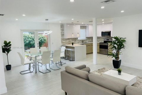 Casa en alquiler en Hollywood, Florida, 2 dormitorios, 140.75 m2 № 2010678 - foto 4