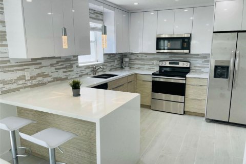 Casa en alquiler en Hollywood, Florida, 2 dormitorios, 140.75 m2 № 2010678 - foto 7