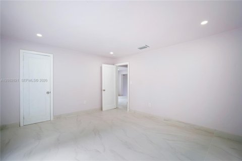 Снять в аренду виллу или дом в Холливуд, Флорида 2 спальни, 271.09м2, № 2066695 - фото 22