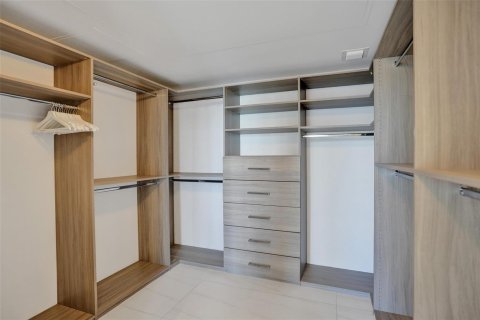 Condominio en alquiler en Fort Lauderdale, Florida, 3 dormitorios, 259.38 m2 № 2252927 - foto 25