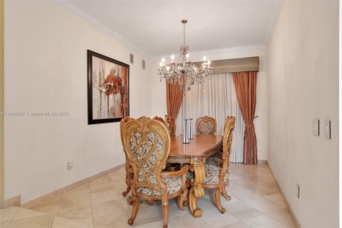 House in Miami Lakes, Florida 5 bedrooms, 331.57 sq.m. № 2086336 - photo 4