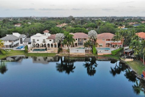 House in Miami Lakes, Florida 5 bedrooms, 331.57 sq.m. № 2086336 - photo 23