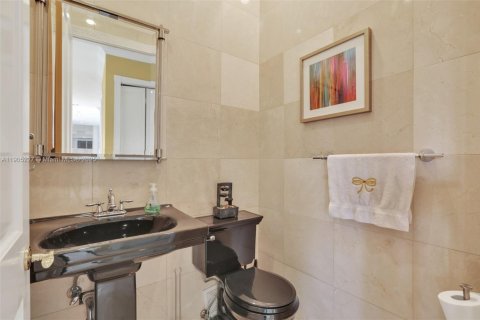 House in Miami Lakes, Florida 5 bedrooms, 331.57 sq.m. № 2086336 - photo 25