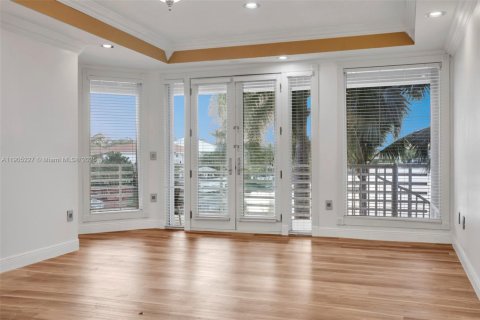House in Miami Lakes, Florida 5 bedrooms, 331.57 sq.m. № 2086336 - photo 11