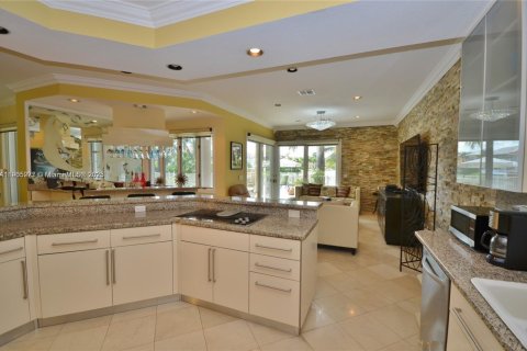 House in Miami Lakes, Florida 5 bedrooms, 331.57 sq.m. № 2086336 - photo 5