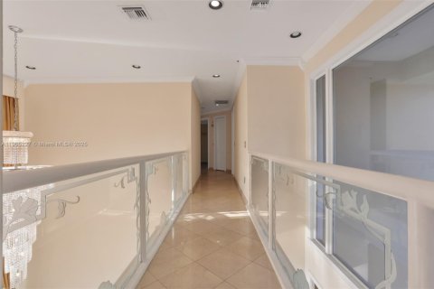 House in Miami Lakes, Florida 5 bedrooms, 331.57 sq.m. № 2086336 - photo 10