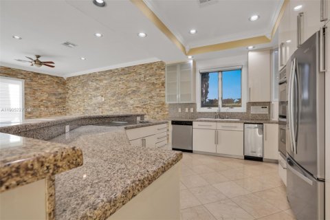 House in Miami Lakes, Florida 5 bedrooms, 331.57 sq.m. № 2086336 - photo 8
