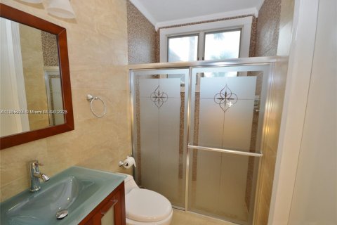 House in Miami Lakes, Florida 5 bedrooms, 331.57 sq.m. № 2086336 - photo 26