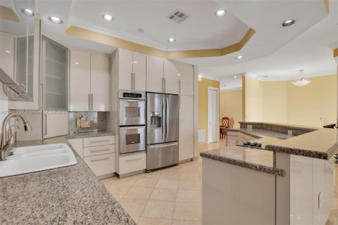 House in Miami Lakes, Florida 5 bedrooms, 331.57 sq.m. № 2086336 - photo 7