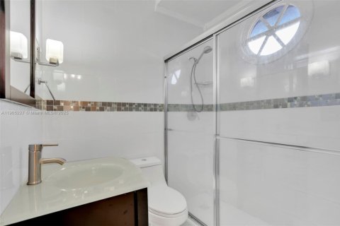 House in Miami Lakes, Florida 5 bedrooms, 331.57 sq.m. № 2086336 - photo 27