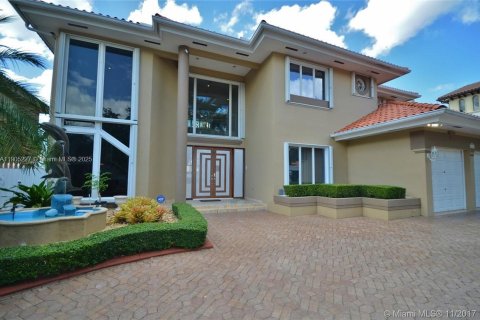 House in Miami Lakes, Florida 5 bedrooms, 331.57 sq.m. № 2086336