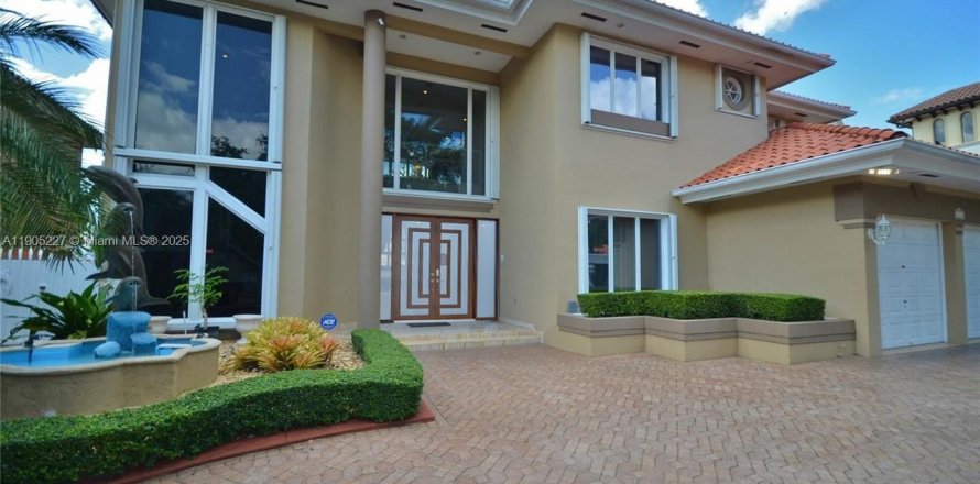 House in Miami Lakes, Florida 5 bedrooms, 331.57 sq.m. № 2086336