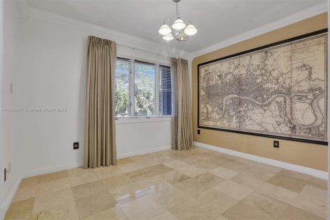 House in Miami Lakes, Florida 5 bedrooms, 331.57 sq.m. № 2086336 - photo 13