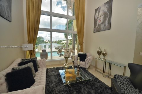 House in Miami Lakes, Florida 5 bedrooms, 331.57 sq.m. № 2086336 - photo 3