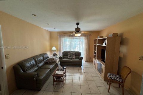 House in Miami, Florida 4 bedrooms, 175.59 sq.m. № 1987906 - photo 4