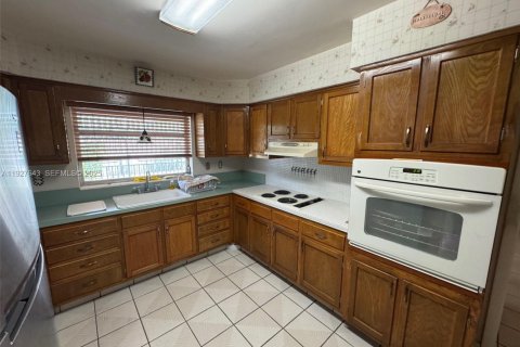 House in Miami, Florida 4 bedrooms, 175.59 sq.m. № 1987906 - photo 2