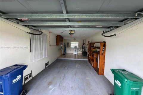 House in Miami, Florida 4 bedrooms, 175.59 sq.m. № 1987906 - photo 6