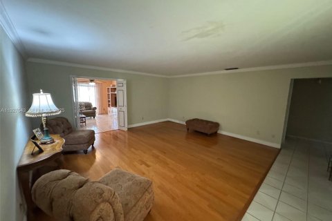 House in Miami, Florida 4 bedrooms, 175.59 sq.m. № 1987906 - photo 5