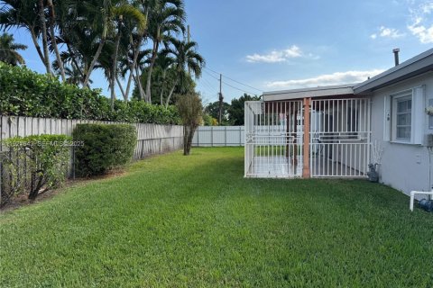House in Miami, Florida 4 bedrooms, 175.59 sq.m. № 1987906 - photo 7