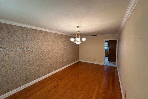 House in Miami, Florida 4 bedrooms, 175.59 sq.m. № 1987906 - photo 3