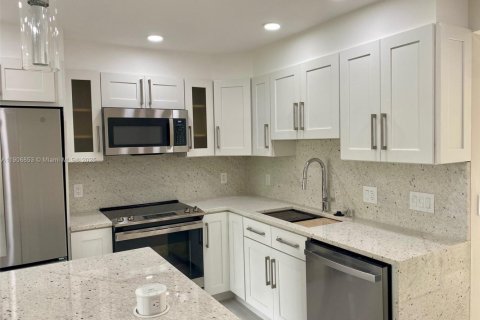 Condo in Deerfield Beach, Florida, 1 bedroom  № 1963287 - photo 1